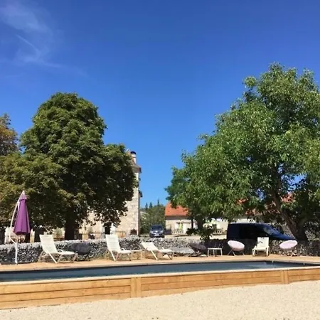 House Le 1857 بيت للعطل